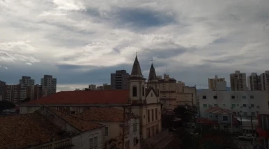 Frente fria provoca queda nas temperaturas e aumenta risco de chuva em Taubaté