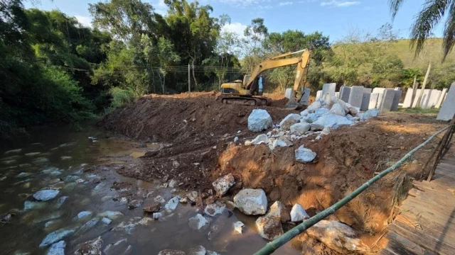 Instalação de ponte com aduelas de concreto aumenta segurança para população na estrada do Mangalot