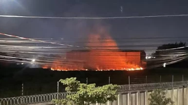 Incêndio atinge área de vegetação de 2 mil m² em Taubaté
