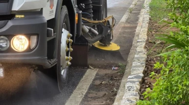 Varrição mecanizada coleta 70 toneladas de resíduos em julho em Taubaté