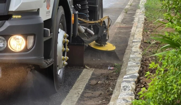 Taubaté: Varrição mecanizada coleta 70 toneladas de resíduos em julho em Taubaté