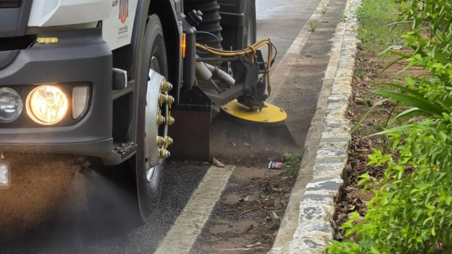 Varrição mecanizada coleta 70 toneladas de resíduos em julho em Taubaté