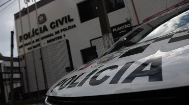 Motociclista é preso após fugir da polícia e colidir contra viatura em Taubaté