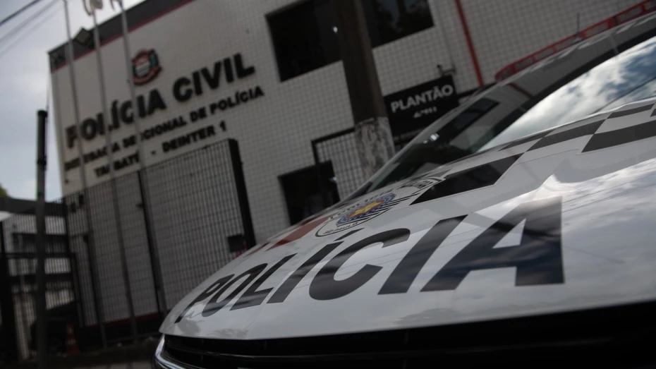 Motociclista é preso após fugir da polícia e colidir contra viatura em Taubaté