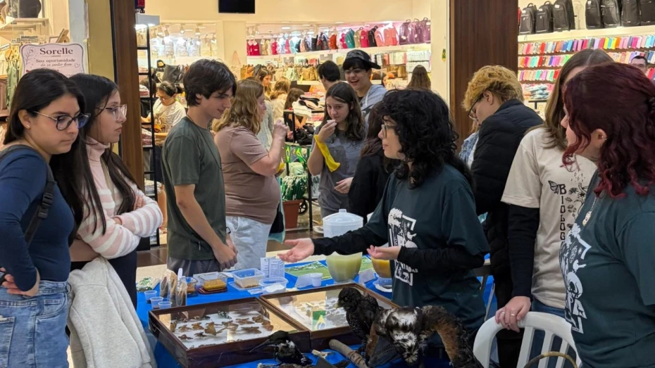 Estudantes levam projetos para celebrar o Dia do Biólogo no Taubaté Shopping