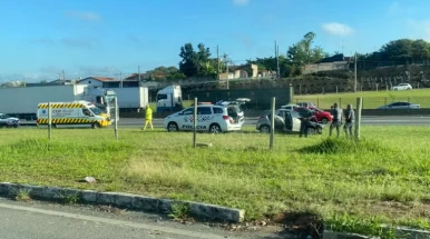 Acidente entre moto e carro deixa um ferido na Dutra, em Taubaté