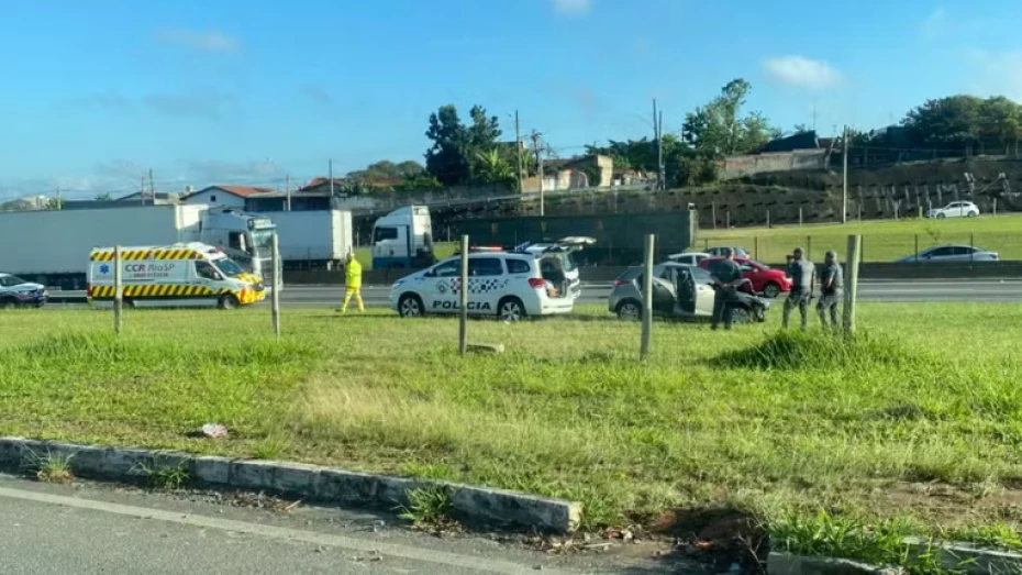 Acidente entre moto e carro deixa um ferido na Dutra, em Taubaté