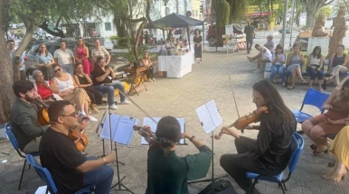 Secretaria de Educação de Taubaté promove música e artesanato com a Sexta Cultural na Praça