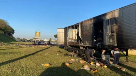Carreta carregada com calçados pega fogo na Dutra, em Taubaté