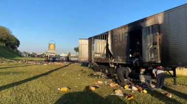 Carreta carregada com calçados pega fogo na Dutra, em Taubaté