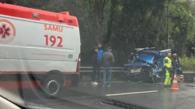 Colisão frontal deixa homem preso às ferragens em Taubaté