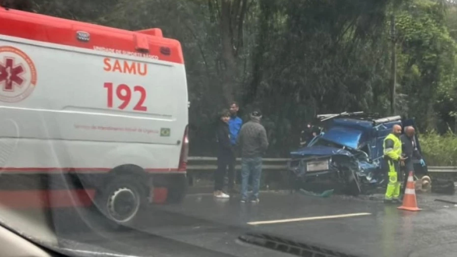 Colisão frontal deixa homem preso às ferragens em Taubaté