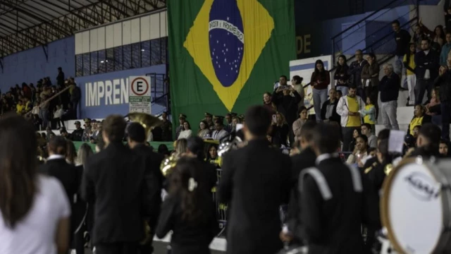 Desfile cívico reúne milhares de pessoas em Taubaté nesta segunda-feira (7)