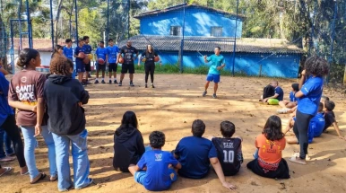 Caravana Esportiva leva vivência do basquete a crianças de projeto social em Taubaté