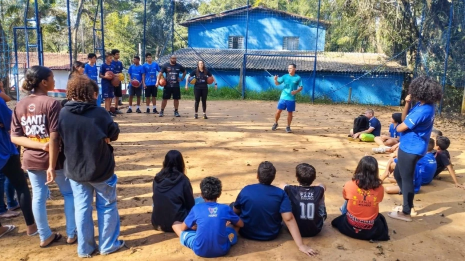 Caravana Esportiva leva vivência do basquete a crianças de projeto social em Taubaté