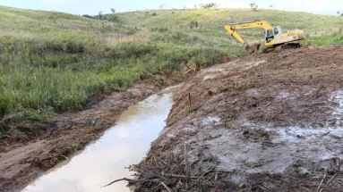 Taubaté: Prefeitura realiza desassoreamento de córrego para melhorar escoamento de água em Taubaté