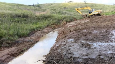 Prefeitura realiza desassoreamento de córrego para melhorar escoamento de água em Taubaté