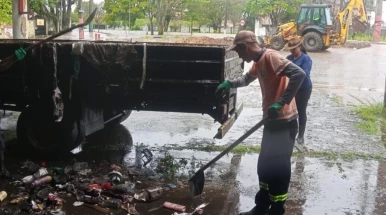 Prefeitura retira 7,6 toneladas de lixo e resíduos em posto abandonado no Quiririm