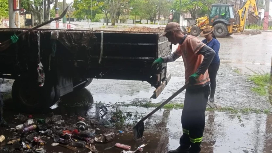 Prefeitura retira 7,6 toneladas de lixo e resíduos em posto abandonado no Quiririm