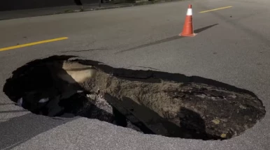 Cratera se abre e interdita trecho de rua na Vila São José, em Taubaté
