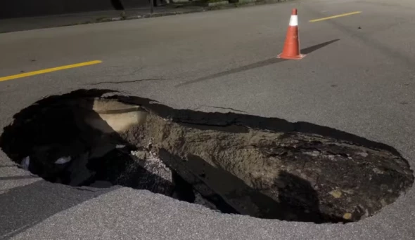 Taubaté: Cratera que interditou rua na Vila São José, em Taubaté, é fechada após reparo