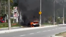 Carro pega fogo na Estrada Nova, entre Taubaté e Tremembé