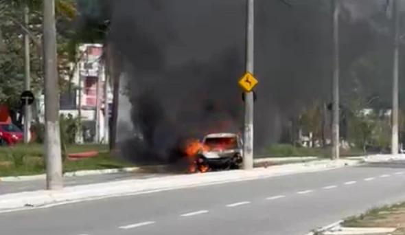 Taubaté: Carro pega fogo na Estrada Nova, entre Taubaté e Tremembé