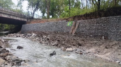 Obras de contenção avançam em dois pontos no córrego do Convento Velho