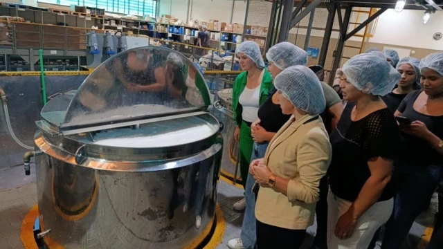 Alunos da Escola do Trabalho de Taubaté visitam fábrica de produtos para cabelo em Atibaia