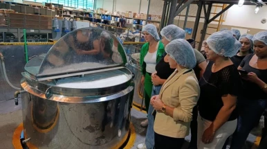 Alunos da Escola do Trabalho de Taubaté visitam fábrica de produtos para cabelo em Atibaia