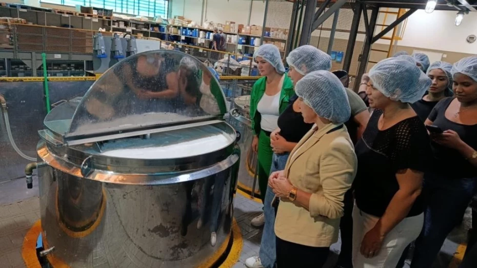 Alunos da Escola do Trabalho de Taubaté visitam fábrica de produtos para cabelo em Atibaia