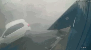 Chuva e vento arrancam portão de galpão e atingem carro em Taubaté