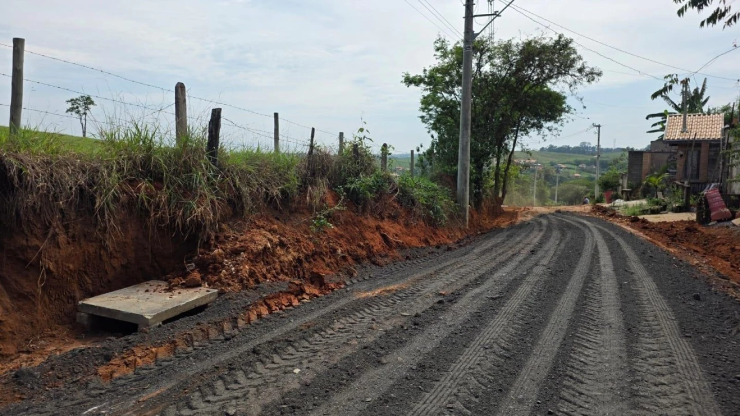 Obras de drenagem avançam em estrada do Barreiro, na zona rural de Taubaté
