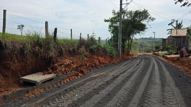 Obras de drenagem avançam em estrada do Barreiro, na zona rural de Taubaté
