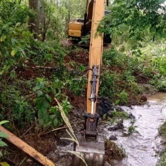 Taubaté: Prefeitura faz limpeza e desassoreamento de córrego no Jardim Marlene Miranda, em Taubaté