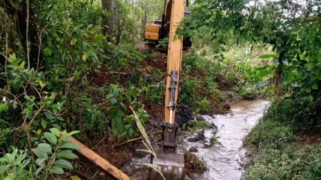 Prefeitura faz limpeza e desassoreamento de córrego no Jardim Marlene Miranda, em Taubaté