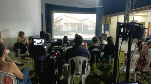 Cine Kombosa leva sessões gratuitas de cinema a bairros de Taubaté
