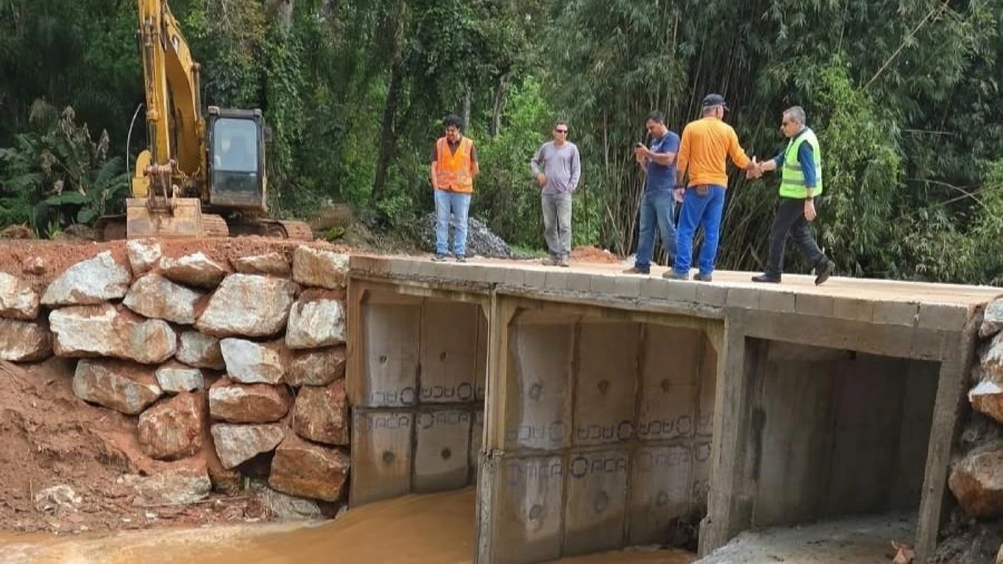 Ponte na estrada do Mangalot é substituída por estrutura de concreto em Taubaté