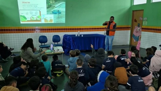 Alunos da rede municipal aprendem sobre prevenção de riscos em palestra da Defesa Civil de Taubaté