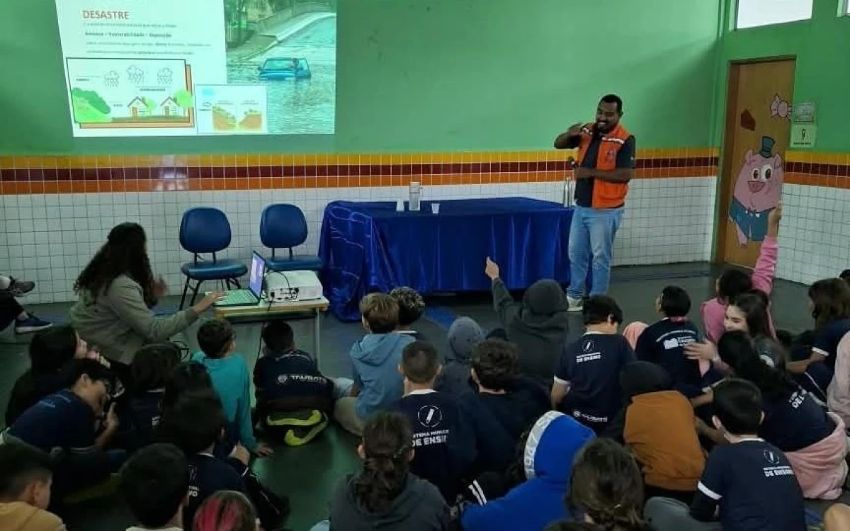 Taubaté: Alunos da rede municipal aprendem sobre prevenção de riscos em palestra da Defesa Civil de Taubaté