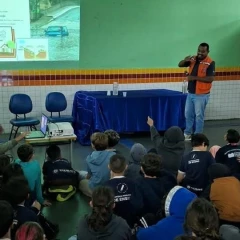 Alunos da rede municipal aprendem sobre prevenção de riscos em palestra da Defesa Civil de Taubaté
