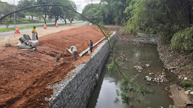 Taubaté conclui muro de contenção perto do Sedes e mantém obras no córrego do Convento Velho