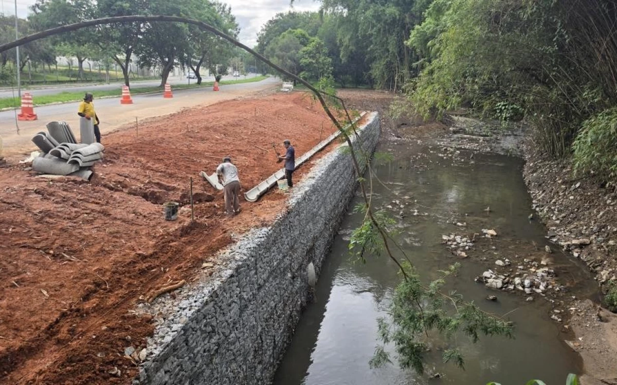 Taubaté conclui muro de contenção perto do Sedes e mantém obras no córrego do Convento Velho