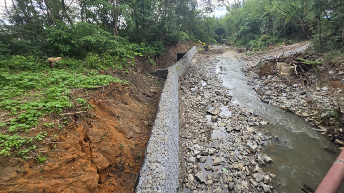 Obras de contenção avançam no córrego do Convento Velho, no Jaraguá