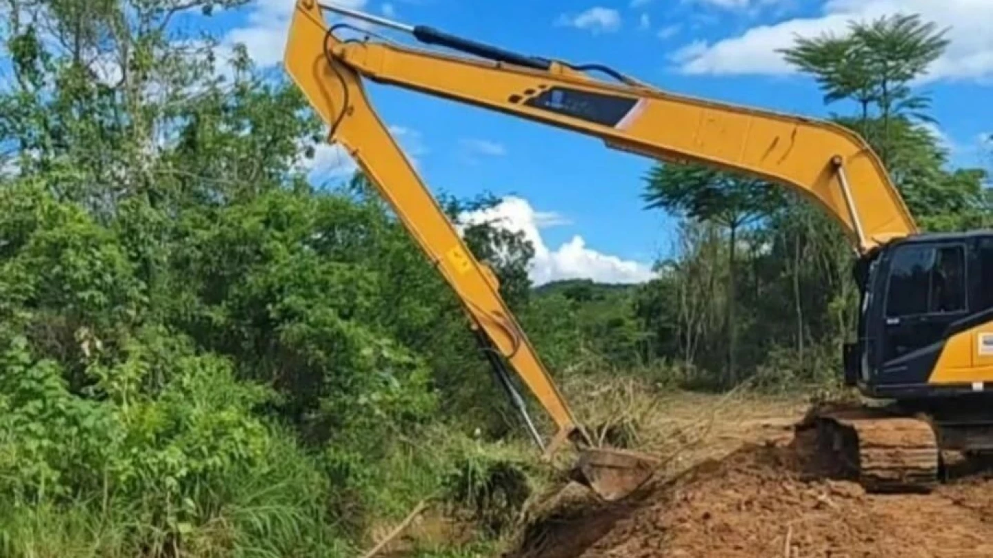 Prefeitura de Taubaté avança com limpeza e desassoreamento de córrego no Marlene Miranda