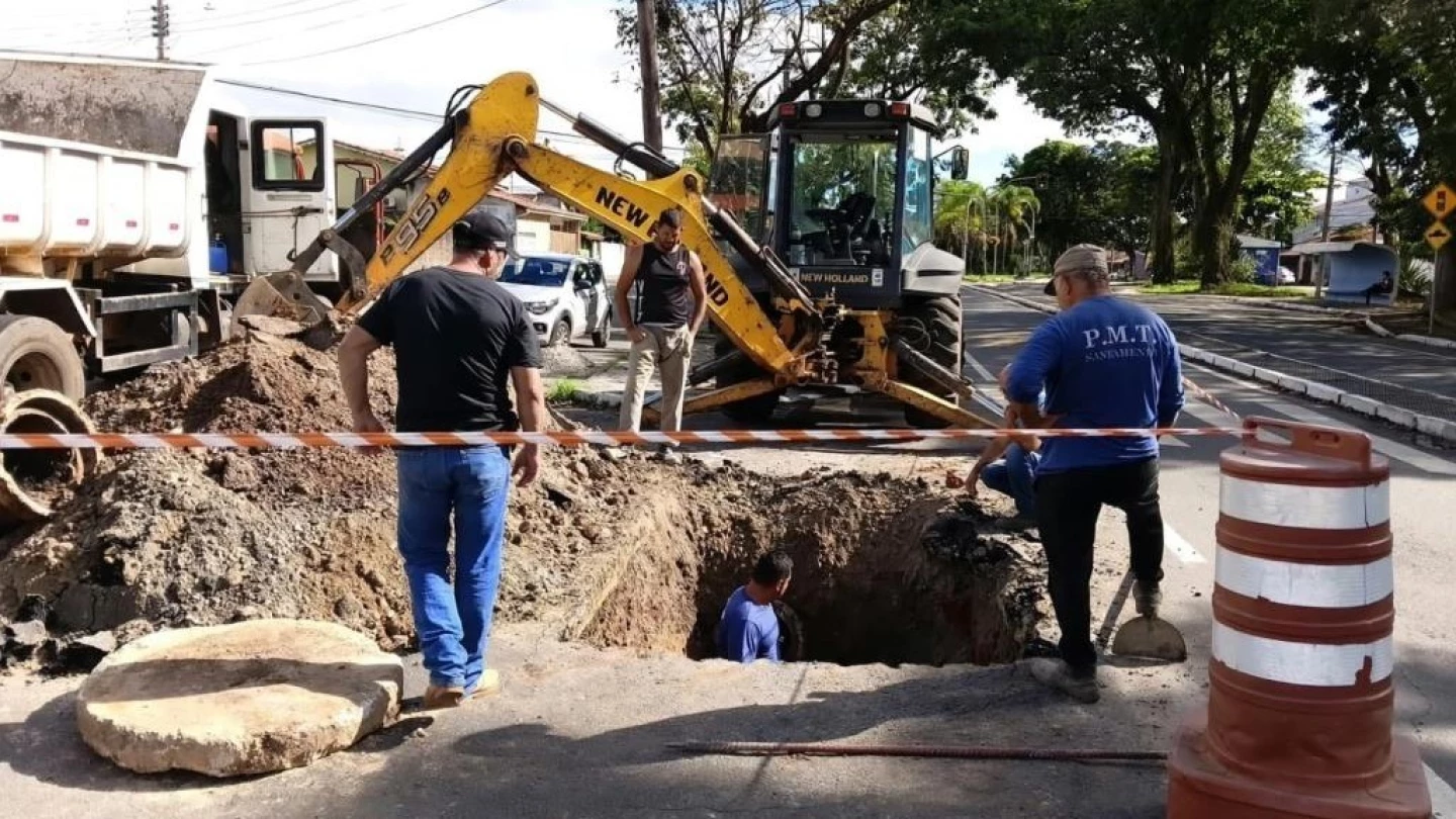 Trecho da avenida Amador Bueno da Veiga recebe manutenção no sistema de drenagem