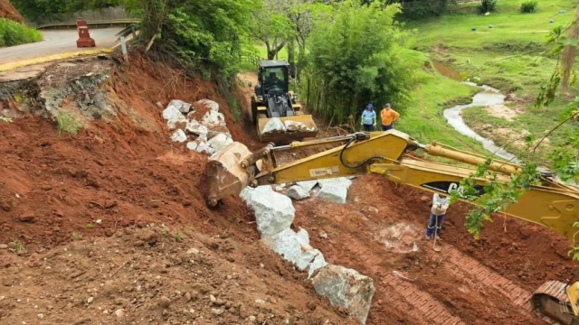 Obras na Estrada do Macuco deixam trecho em meia pista em Taubaté