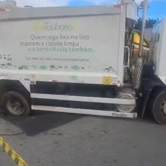 Taubaté: Caminhão de coleta de lixo fica preso em buraco, em Taubaté