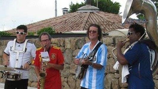 Música com embaixadinha