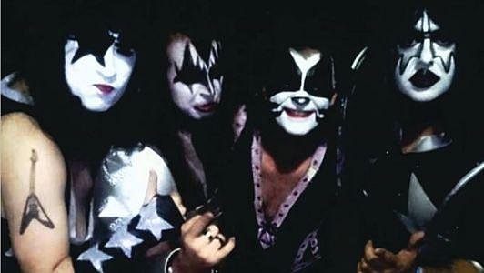 Kiss Live To Cover